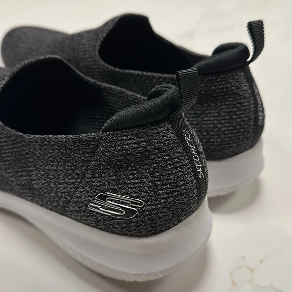 Sketchers Air-Cool Memory Foam Slip on Women’s Sneakers. Size 9.5